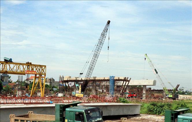Công nhân tiến hành đúc dầm cầu ngay tại công trình. Ảnh: Thái Thuần - TTXVN