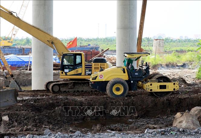 Thiết bị, máy móc xử lý nền móng trụ cầu vượt sông Ninh Cơ thuộc địa bàn xã Ninh Giang (Ninh Bình). Ảnh: Thái Thuần - TTXVN