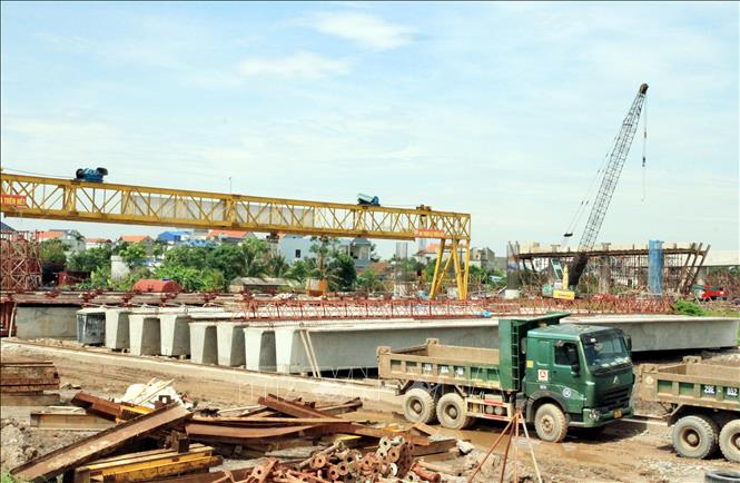 Công nhân tiến hành đúc dầm cầu ngay tại công trình. Ảnh: Thái Thuần - TTXVN