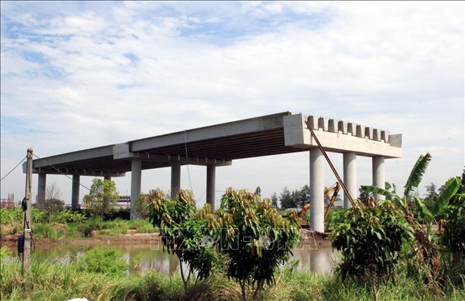 Những dầm cầu đầu tiên đã hoà thành thuộc địa bàn xã Ninh Giang (Ninh Bình). Ảnh: Thái Thuần – TTXVN