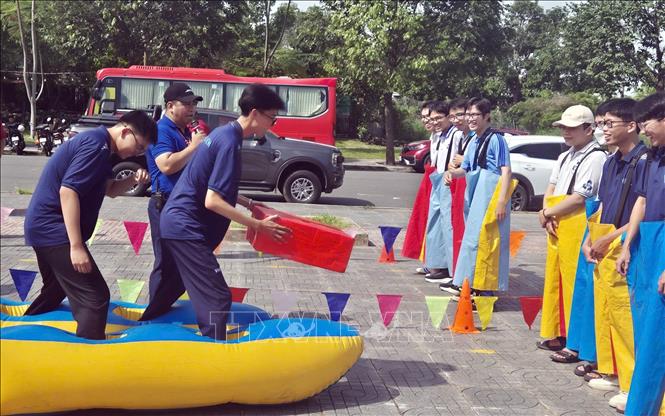 Thanh niên công nhân hào hứng tham gia hoạt động teambuilding tại Ngày hội “Thanh niên công nhân - Lan tỏa năng lượng tích cực” năm 2026. Ảnh: Trung Tuyến - TTXVN