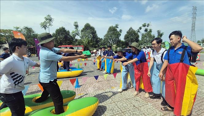 Thanh niên công nhân hào hứng tham gia hoạt động teambuilding tại Ngày hội “Thanh niên công nhân - Lan tỏa năng lượng tích cực” năm 2026. Ảnh: Trung Tuyến - TTXVN