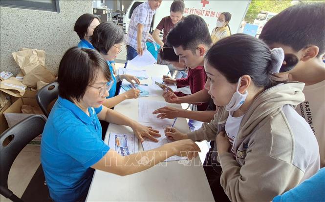 Thanh niên công nhân đăng ký khám bệnh miễn phí tại Ngày hội “Thanh niên công nhân - Lan tỏa năng lượng tích cực” năm 2026. Ảnh: Trung Tuyến - TTXVN