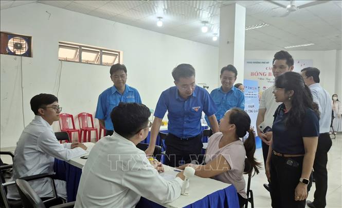 Lãnh đạo Trung ương Đoàn thăm hỏi thanh niên công nhân tham gia khám bệnh miễn phí tại Ngày hội “Thanh niên công nhân - Lan tỏa năng lượng tích cực” năm 2026. Ảnh: Trung Tuyến - TTXVN