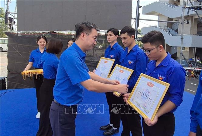 Anh Nguyễn Tường Lâm, Bí thư Trung ương Đoàn, Chủ tịch Hội Liên hiệp Thanh niên Việt Nam trao Bằng khen cho các thủ lĩnh thanh niên công nhân tiêu biểu tại các khu công nghiệp, khu chế xuất trên địa bàn TP. Hồ Chí Minh. Ảnh: Trung Tuyến - TTXVN