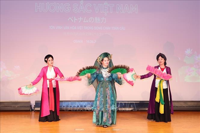 Tiết mục diễn xướng “Cô đôi Thượng Ngàn” tại Chương trình giao lưu văn hóa nghệ thuật “Hương sắc Việt Nam”. Ảnh: Nguyễn Tuyến – Pv TTXVN tại Nhật Bản