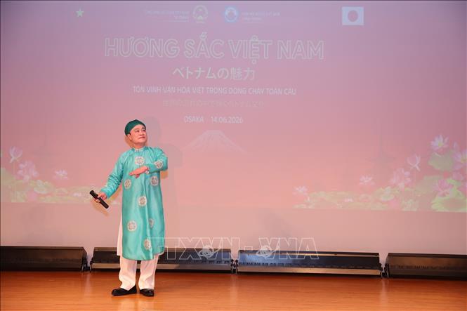 Nghệ sĩ Chu Bảo Quế dành tặng khán giả tại Osaka tiết mục Quan họ cổ “Ngồi tựa mạn thuyền”. Ảnh: Nguyễn Tuyến – Pv TTXVN tại Nhật Bản