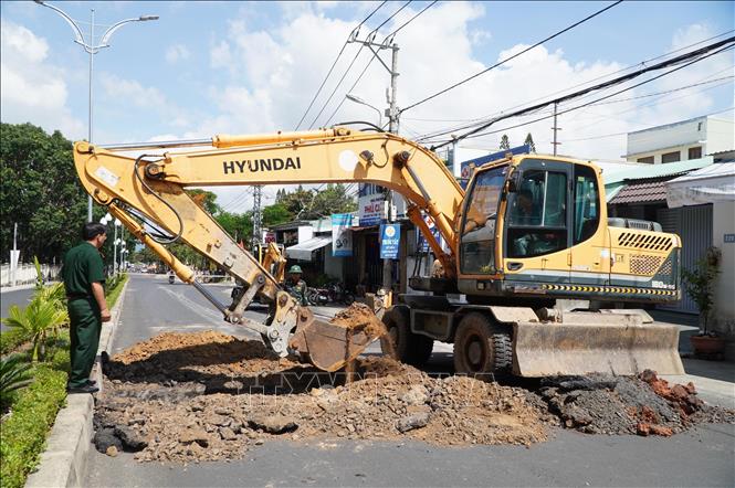 Lực lượng chức năng tiến hành đào rãnh ngang. Ảnh: Dư Toán - TTXVN