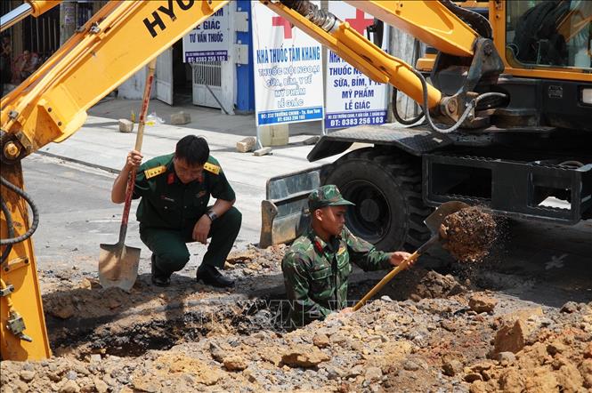 Lực lượng chức năng tiến hành đào rãnh ngang. Ảnh: Dư Toán - TTXVN