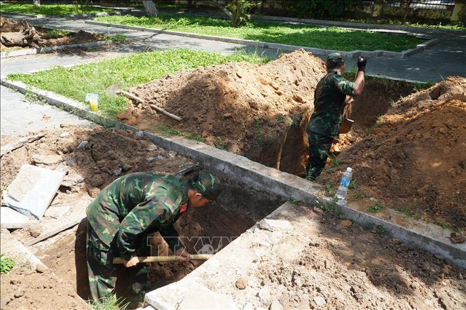 Lực lượng chức năng tiến hành đào rãnh ngang. Ảnh: Dư Toán - TTXVN
