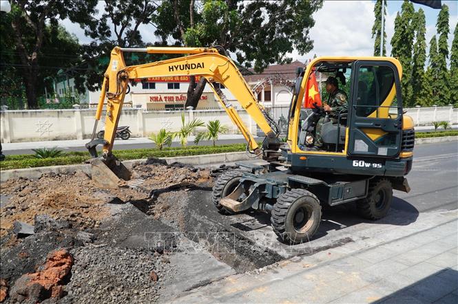 Lực lượng chức năng tiến hành đào rãnh ngang. Ảnh: Dư Toán - TTXVN
