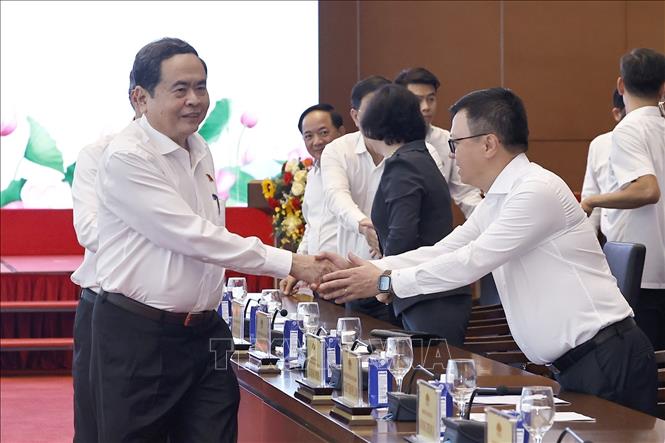 Thủ tướng Chính phủ Lê Minh Hưng và Chủ tịch Quốc hội Trần Thanh Mẫn với đại biểu. Ảnh: Doãn Tấn – TTXVN