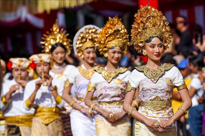 Các nghệ sĩ tham gia lễ diễu hành khai mạc Lễ hội Nghệ thuật Bali tại Denpasar, Indonesia ngày 13/6/2026. Ảnh: THX/TTXVN