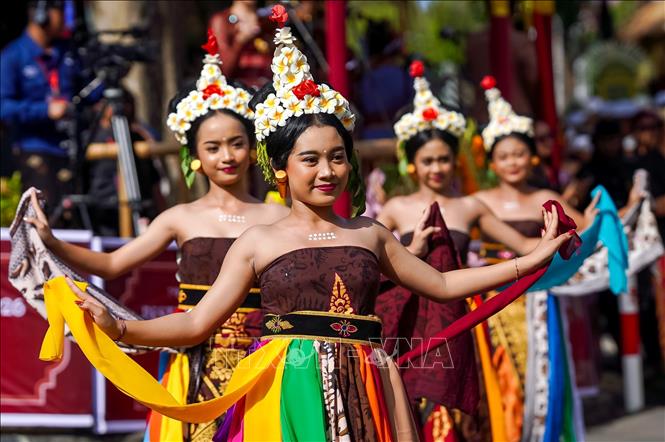 Các nghệ sĩ tham gia lễ diễu hành khai mạc Lễ hội Nghệ thuật Bali tại Denpasar, Indonesia ngày 13/6/2026. Ảnh: THX/TTXVN