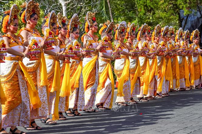 Các nghệ sĩ tham gia lễ diễu hành khai mạc Lễ hội Nghệ thuật Bali tại Denpasar, Indonesia ngày 13/6/2026. Ảnh: THX/TTXVN