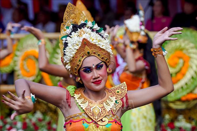Các nghệ sĩ tham gia lễ diễu hành khai mạc Lễ hội Nghệ thuật Bali tại Denpasar, Indonesia ngày 13/6/2026. Ảnh: THX/TTXVN