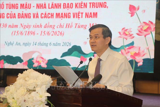 Đồng chí Đoàn Minh Huấn, Ủy viên Bộ Chính trị, Giám đốc Học viện Chính trị quốc gia Hồ Chí Minh phát biểu tại hội thảo. Ảnh: Trịnh Duy Hưng - TTXVN