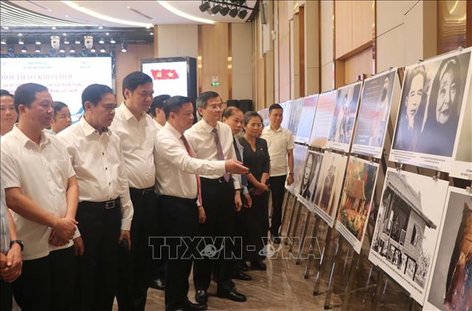 Các đại biểu tham quan trưng bày chuyên đề về thân thế, sự nghiệp, cuộc đời hoạt động cách mạng của đồng chí Hồ Tùng Mậu. Ảnh: Trịnh Duy Hưng - TTXVN
