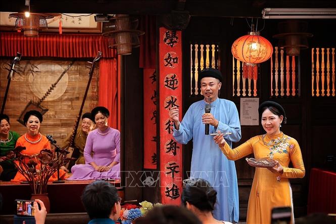 Nghệ nhân giới thiệu nghi thức thưởng thẻ trong ca trù. Ảnh: Phạm Tuấn Anh - TTXVN