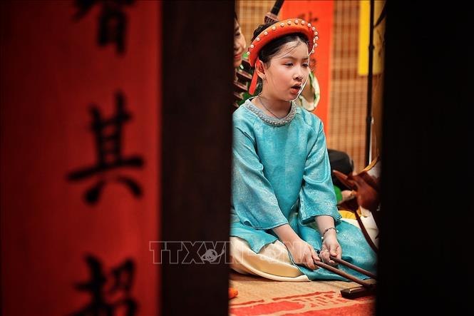 Bé Nguyễn Bảo Ngọc, 7 tuổi là học viên tại lớp học của Nghệ nhân Ưu tú Vân Mai. Ảnh: Phạm Tuấn Anh - TTXVN