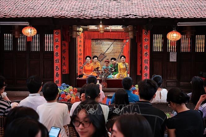 Các nghệ nhân trình diễn tiết mục “Xẩm Huê tình”, mang âm hưởng dân gian mộc mạc, tình tứ, góp phần đưa cổ nhạc Việt Nam đến gần hơn với công chúng trẻ. Ảnh: Phạm Tuấn Anh - TTXVN