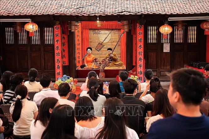 Tiết mục “Hương Sơn phong cảnh ca” thể hiện vẻ đẹp thắng cảnh Hương Sơn do Nghệ nhân Ưu tú Vân Mai thể hiện. Ảnh: Phạm Tuấn Anh - TTXVN