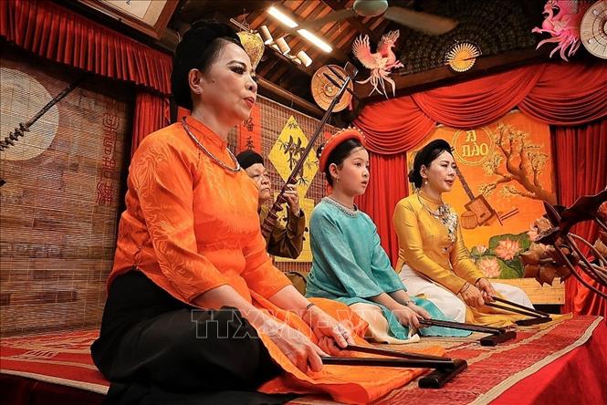 Ba thế hệ ca nương cùng trình diễn tại Bích Câu Đạo Quán, thể hiện sự tiếp nối và trao truyền di sản ca trù từ các nghệ nhân đi trước tới lớp trẻ hôm nay. Ảnh: Phạm Tuấn Anh - TTXVN