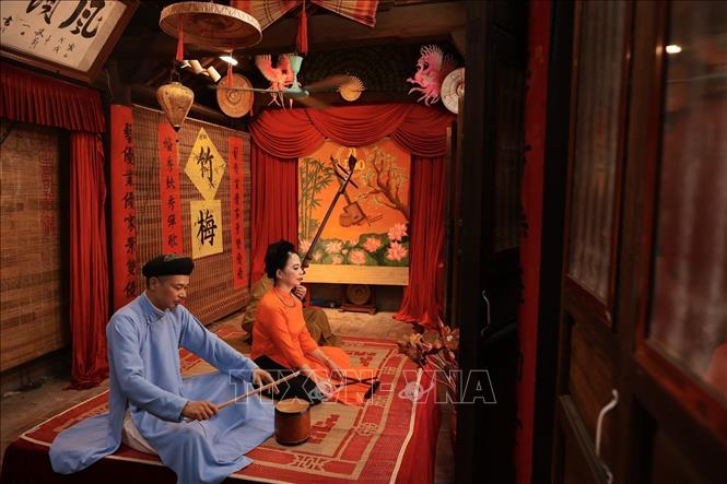 Với lối hát “đơn âm mà đa thanh”, ca nương không chỉ cất lên giai điệu mà còn “chạm khắc” từng chữ hát bằng hơi thở, tiếng phách và sự tiết chế. Ảnh: Phạm Tuấn Anh - TTXVN