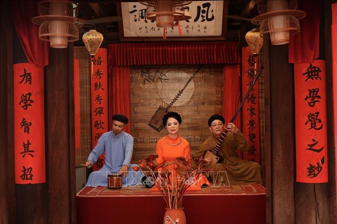 Chiếu ca trù tại Bích Câu Đạo Quán với ca nương, kép đàn đáy và người cầm chầu - ba thành tố làm nên không gian diễn xướng đặc trưng của nghệ thuật ca trù. Ảnh: Phạm Tuấn Anh - TTXVN