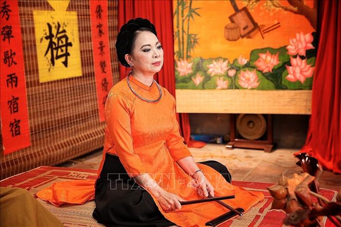 Nghệ nhân Ưu tú Vân Mai là ca nương tiêu biểu của Ca trù Bích Câu, nhiều năm gắn bó với việc biểu diễn, truyền dạy và duy trì chiếu ca trù tại Bích Câu Đạo Quán, góp phần đưa di sản ca trù đến gần hơn với công chúng, đặc biệt là thế hệ trẻ. Ảnh: Phạm Tuấn Anh - TTXVN