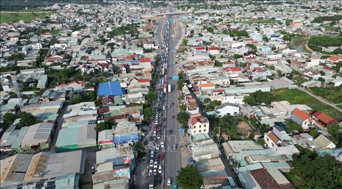 Đường Võ Nguyên Giáp, phường Phước Tân, thành phố Đồng Nai, hàng ngàn phương tiện nối đuôi chờ di chuyển qua điểm ùn tắc. Ảnh: Lê Xuân - TTXVN
