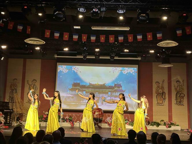 Mặc dù thời gian luyện tập không nhiều nhưng các tiết mục múa tự biên của các bạn trẻ Việt Nam rất nhuần nhuyễn và vô cùng ấn tượng. Ảnh: Ngọc Hiệp - Pv TTXVN tại Pháp