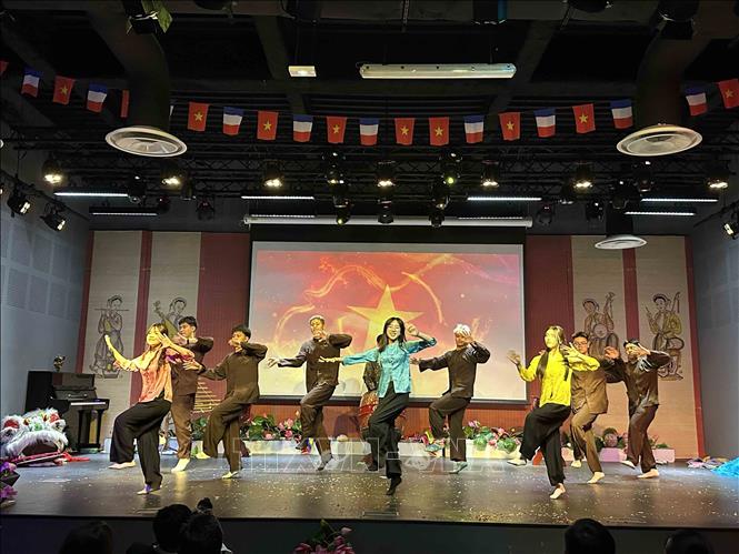 “Sắc màu Việt Nam” đã được thể hiện sinh động thông qua các tiết mục múa hiện đại trên nền nhạc truyền thống. Ảnh: Ngọc Hiệp - Pv TTXVN tại Pháp