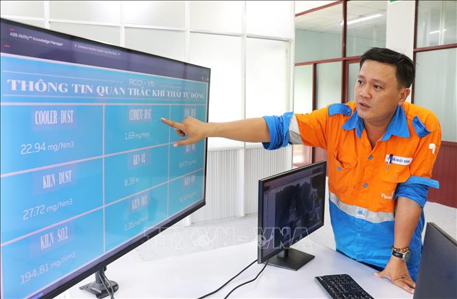 Dữ liệu từ hệ thống quan trắc khí thải tự động tại Nhà máy Xi măng FICO Tây Ninh được truyền về cơ quan quản lý để giám sát, góp phần nâng cao hiệu quả kiểm soát nguồn thải công nghiệp. Ảnh: Bùi Giang - TTXVN