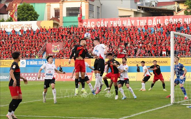 Một pha tấn công hãm thành của cầu thủ Ninh Bình FC. Ảnh: Đức Phương - TTXVN