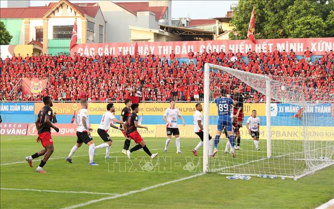 Một pha hãm thành của các cầu thủ Ninh Bình FC. Ảnh: Đức Phương - TTXVN