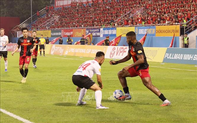 Pha triển khai tấn công của cầu thủ Ninh Bình FC. Ảnh: Đức Phương – TTXVN