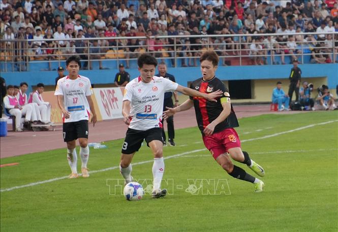 Pha triển khai tấn công biên của cầu thủ đội Công an Thành phố Hồ Chí Minh. Ảnh: Đức Phương – TTXVN