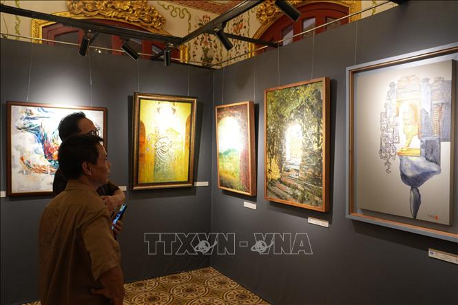 Visitors at the exhibition. VNA Photo: Nguyên Lý