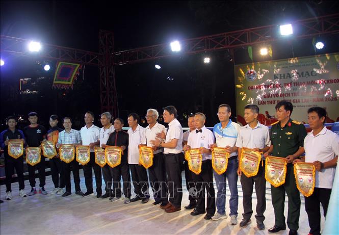 Ban tổ chức tặng Cờ lưu niệm cho các võ đường, câu lạc bộ,…Ảnh: Trịnh Bang Nhiệm - TTXVN