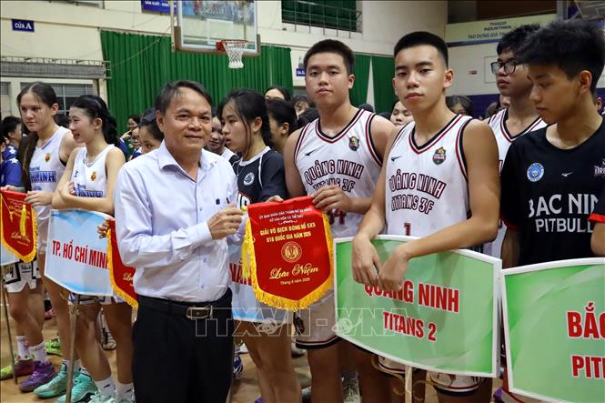 Ban Tổ chức tặng cờ lưu niệm cho các đoàn vận động viên dự giải. Ảnh: Trần Lê Lâm - TTXVN 