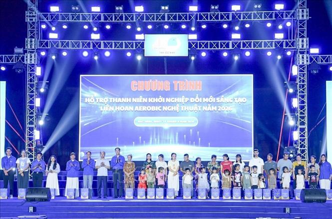 Ban tổ chức tặng quà cho thanh niên khởi nghiệp sáng tạo, thanh niên, trẻ em có hoàn cảnh khó khăn. Ảnh: Thanh Thương - TTXVN