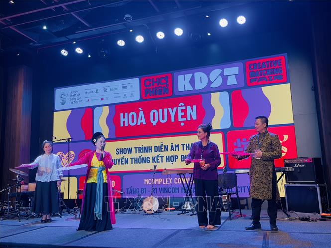 Các nghệ nhân làng nghề, khán giả trải nghiệm biểu diễn múa quạt với nghệ sĩ tại show trình diễn âm thanh truyền thống kết hợp đương đại. Ảnh: Tuyết Mai - TTXVN