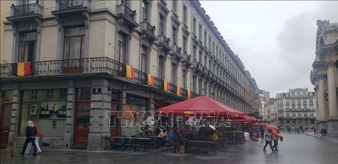 Cờ đen-đỏ-vàng của Bỉ trải dài trên ban công các tòa nhà cổ ở trung tâm Brussels. Ảnh: Lan Anh - PV TTXVN tại Bỉ