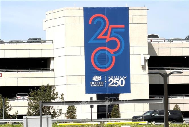 Poster kỷ niệm 250 năm Quốc khánh Mỹ tại Sân bay Quốc tế Washington Dulles. Ảnh: Ngọc Quang - PV TTXVN tại Mỹ