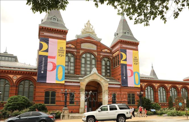 Bảo tàng Smithsonian tại Washington D.C treo biểu ngữ kỷ niệm 250 năm Quốc khánh Mỹ (1776-2026). Ảnh: Ngọc Quang - PV TTXVN tại Mỹ
