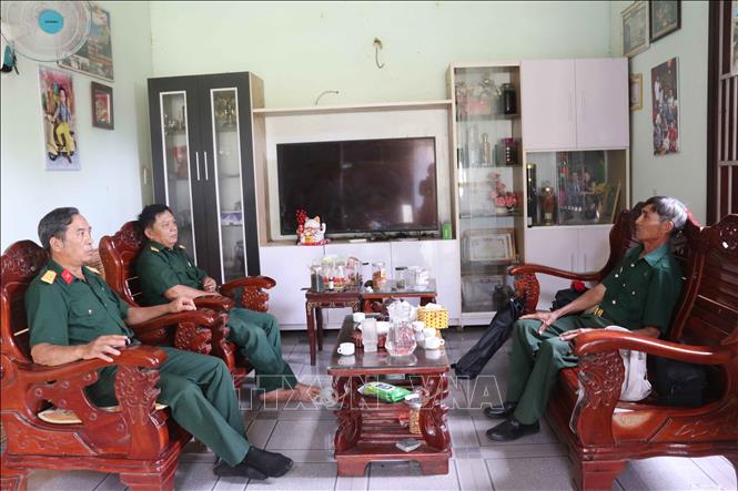 Cựu chiến binh Hán Vinh Hà (phải) là Chi hội trưởng mẫu mực của Chi hội Cựu chiến binh thôn Sơn Trà. Ảnh: Hoài Thu – TTXVN