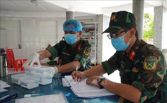 Lực lượng chức năng tỉnh Đồng Tháp ghi chép thông tin, phục vụ số hóa thông tin về phần mộ, mẫu hài cốt liệt sĩ. Ảnh: Nhựt An - TTXVN