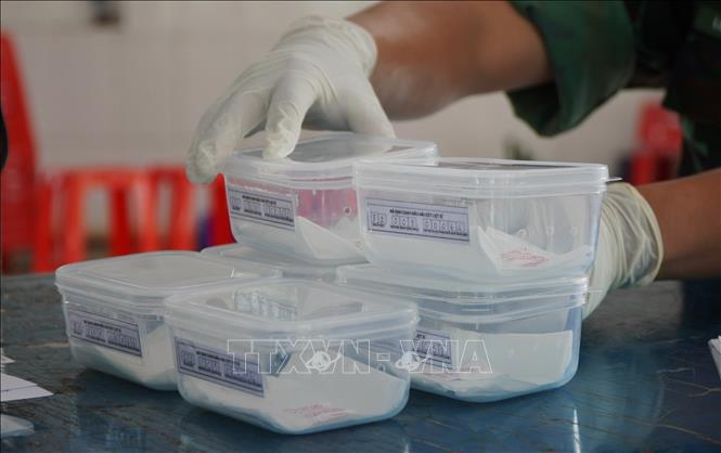 Mỗi hộp chứa mẫu hài cốt liệt sĩ được gắn mã định danh. Ảnh: Nhựt An - TTXVN