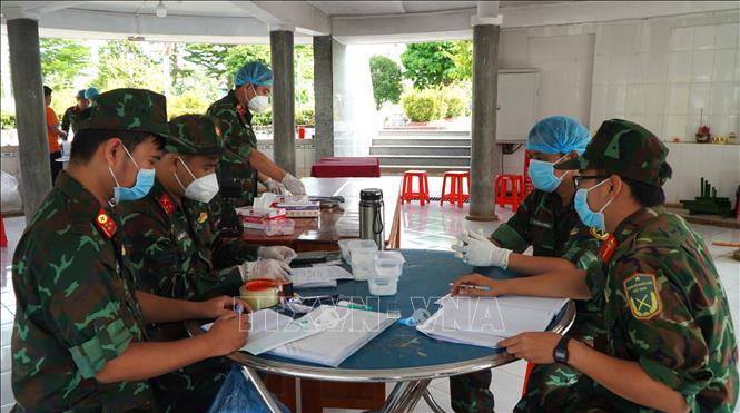 Lực lượng chức năng tỉnh Đồng Tháp ghi chép thông tin, phục vụ số hóa thông tin về phần mộ, mẫu hài cốt liệt sĩ. Ảnh: Nhựt An - TTXVN